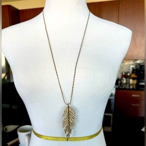 Feather pendant necklace